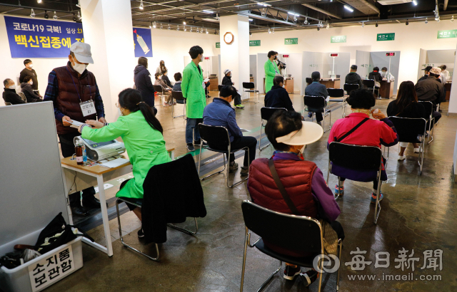 8일 대구 동구와 달서구에서 75세 이상 시민에 대한 화이자 백신접종이 시작돼 동구 아양아트센터에 마련된 예방접종센터에서 어르신들이 접종을 기다리고 있다. 우태욱 기자 woo@imaeil.com