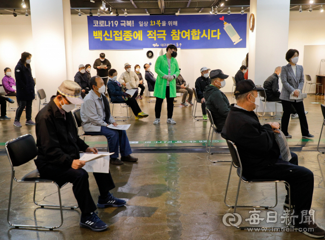 8일 대구 동구와 달서구에서 75세 이상 시민에 대한 화이자 백신접종이 시작돼 동구 아양아트센터에 마련된 예방접종센터에서 어르신들이 접종을 기다리고 있다. 우태욱 기자 woo@imaeil.com
