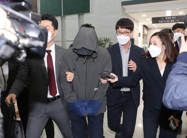 완주 택지개발 예정지 투기 혐의를 받는 LH 전북지역본부 직원이 8일 오후 전북 전주시 덕진구 전주지법에서 구속 전 피의자 심문(영장실질심사)을 마치고 법원을 빠져나가고 있다. 연합뉴스