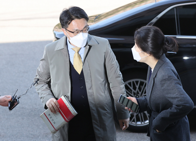 김진욱 고위공직자범죄수사처장이 8일 오전 경기 과천시 정부과천청사 공수처로 출근하고 있다. 연합뉴스
