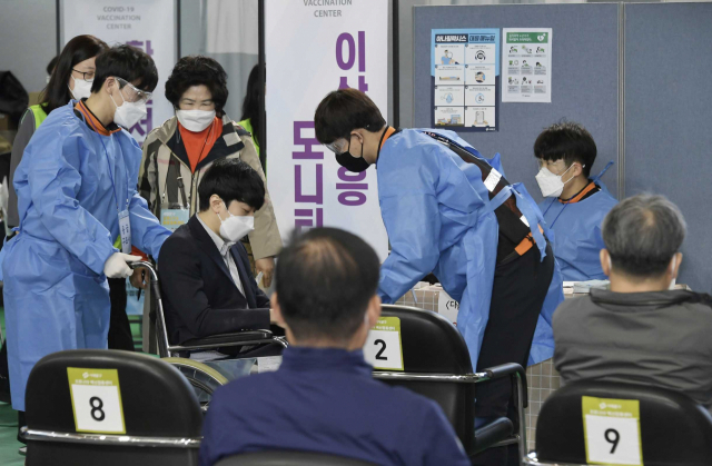 8일 코로나19 백신접종 모의훈련이 실시된 서울 서대문구 북아현문화체육센터에서 참여자들이 이상 반응 모니터링 훈련을 하고 있다. [서대문구 제공. 재판매 및 DB 금지] 연합뉴스