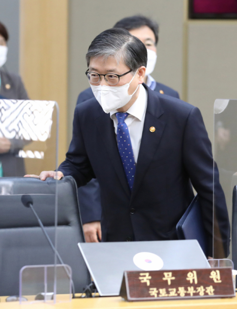 변창흠 국토교통부 장관이 6일 오전 세종시 정부세종청사에서 정세균 국무총리 주재로 열린 국무회의에 참석하고 있다. 연합뉴스