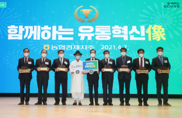 안동농협이 지난 7일 함께하는 유통혁신상을 수상했다. 권순협(사진 왼쪽 네 번째) 조합장이 상패와 부상으로 주어지는 배송차(탑차)를 받았다. 안동농협 제공