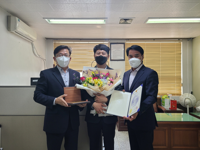 안동경찰서 공공안녕정보계 권지환 경장(가운데)이 지난 7일 경북경찰청의 베스트 외사경찰에 선정돼 표창장과 인증패를 받고 김대현 안동서 공공안녕정보계장(오른쪽) 등과 함께 기념촬영을 하고 있다. 안동서 제공