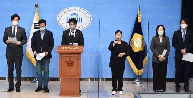더불어민주당 전용기, 오영환, 이소영, 장경태, 장철민 등 초선 의원들이 9일 오전 서울 여의도 국회 소통관에서 
