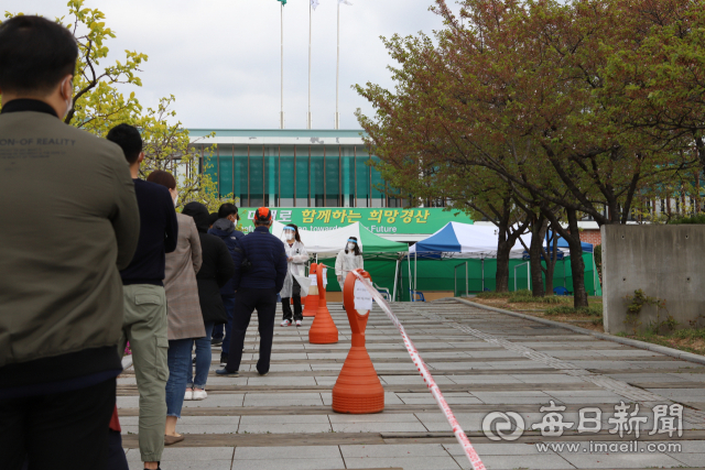 9일 경산시민들이 경산시보건소 선별진료소에서 코로나19 진단검사를 받기 위해 줄을 서 기다리고고 있다. 김진만 기자