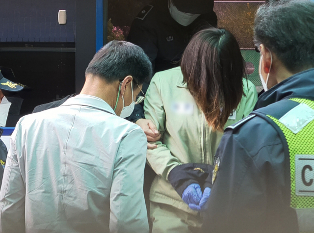 대구지방법원 김천지원에서 구미 3세 여아 사망 사건과 관련해 숨진 여아의 친모가 아닌 언니로 드러난 김모씨의 첫 재판이 열린 9일. 김모씨가 법정으로 향하고 있다. 연합뉴스