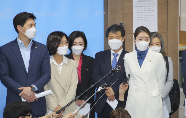 더불어민주당 초선의원들이 9일 서울 여의도 국회 소통관에서 4·7 재보궐 선거 참패와 관련해 초선 의원들의 입장을 밝힌 뒤 취재진과 인터뷰하고 있다. 연합뉴스