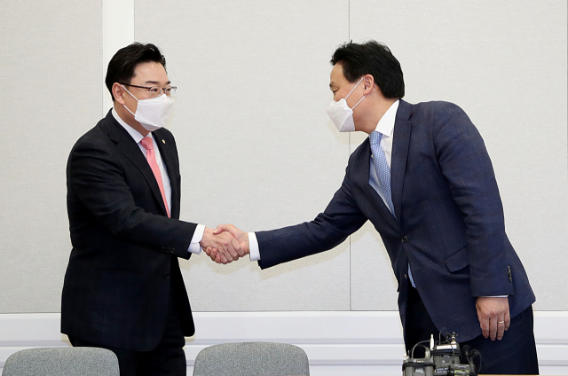 더불어민주당 김영진 원내총괄수석부대표(오른쪽)와 국민의힘 김성원 원내수석부대표가 23일 국회에서 열린 