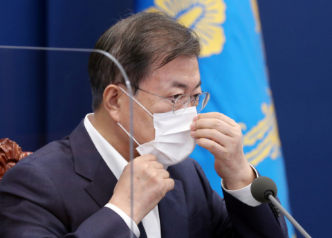 문재인 대통령이 5일 청와대에서 열린 수석·보좌관 회의에서 발언을 마치고 마스크를 착용하고 있다. 연합뉴스