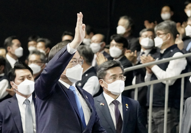 문재인 대통령이 9일 경남 사천시 한국항공우주산업(KAI) 고정익동에서 열린 한국형전투기(KF-X) 시제기 출고식에 참석하고 있다. 연합뉴스