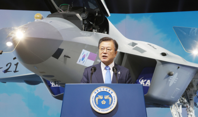 문재인 대통령이 9일 경남 사천시 한국항공우주산업(KAI) 고정익동에서 열린 한국형전투기 보라매(KF-21) 시제기 출고식에서 기념연설을 하고 있다. 연합뉴스
