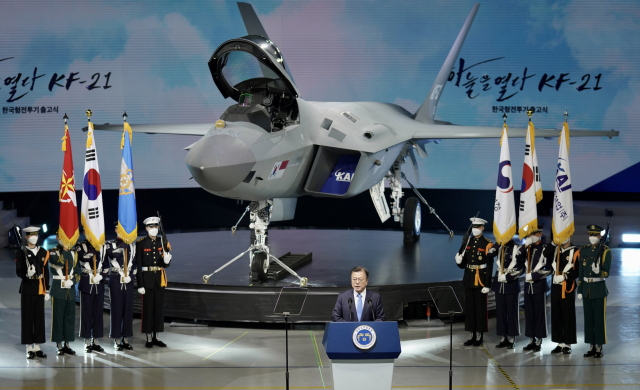 문재인 대통령이 9일 경남 사천시 한국항공우주산업(KAI) 고정익동에서 열린 한국형전투기 보라매(KF-21) 시제기 출고식에서 기념연설을 하고 있다. 연합뉴스