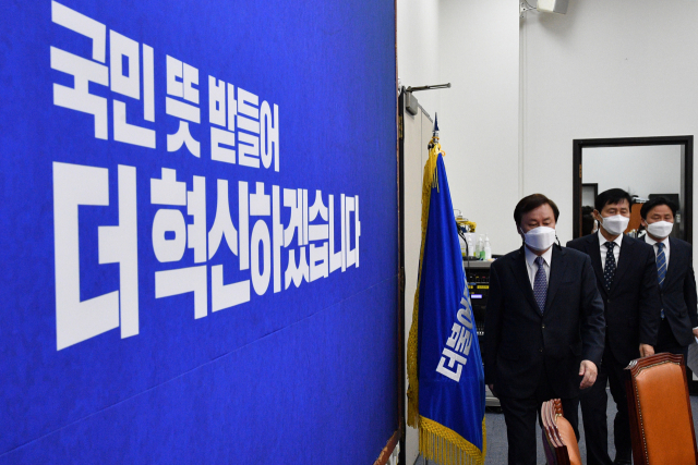 더불어민주당 도종환 비상대책위원장(왼쪽부터), 이학영, 김영진 비대위원 등이 9일 서울 여의도 국회에서 열린 첫 비상대책위원회의에 입장하고 있다. 연합뉴스