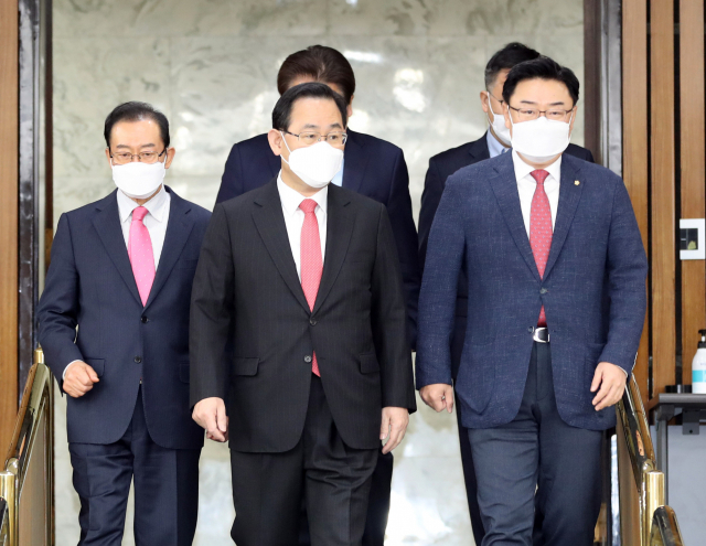 국민의힘 주호영 원내대표(가운데), 이종배 정책위의장 등이 9일 서울 여의도 국회에서 열린 원내대책회의에 입장하고 있다. 연합뉴스