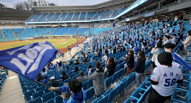 지난 9일 오후 대구 수성구 삼성라이온즈파크에서 2021 KBO 리그 삼성라이온즈의 올해 첫 홈경기가 KT위즈를 상대로 열리고 있다. 이번 경기는 코로나19 사회적 거리두기 단계에 따라 관중 30%만 입장했다. 김영진 기자 kyjmaeil@imaeil.com