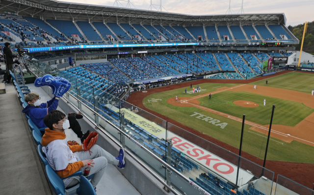9일 오후 대구 수성구 삼성라이온즈파크에서 2021 KBO 리그 삼성라이온즈의 올해 첫 홈경기가 KT위즈를 상대로 열리고 있다. 이번 경기는 코로나19 사회적 거리두기 단계에 따라 관중 30%만 입장했다. 김영진 기자 kyjmaeil@imaeil.com