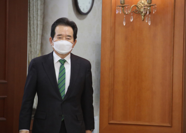 정세균 국무총리가 9일 정부서울청사 의전행사실에서 열린 국립대 총장 및 차관(급) 임명장 수여식에서 임명장을 수여하기 위해 행사장으로 이동하고 있다. 연합뉴스