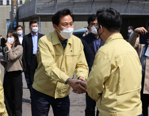 오세훈 서울시장이 10일 오전 서울역 광장에 설치된 중구 임시선별검사소를 방문해 관계자들과 인사하고 있다. 중앙방역대책본부(방대본)는 이날 0시 기준으로 신규 확진자가 677명 늘어 누적 10만8천945명이라고 밝혔다. 연합뉴스