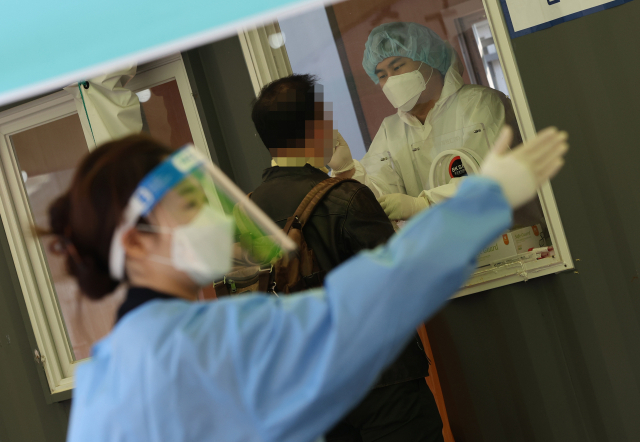 10일 오전 서울역 광장에 설치된 중구 임시선별검사소에서 시민들이 신종 코로나바이러스 감염증(코로나19) 선별검사를 받고 있다. 중앙방역대책본부(방대본)는 이날 0시 기준으로 신규 확진자가 677명 늘어 누적 10만8천945명이라고 밝혔다. 연합뉴스