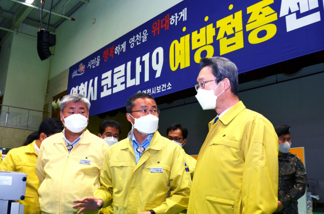 김희겸(오른쪽) 행안부 재난안전관리본부장이 영천시 예방접종센터를 방문해 최수영(가운데) 보건소장으로부터 코로나19 예방접종 추진상황을 보고 받고 있다. 영천시 제공