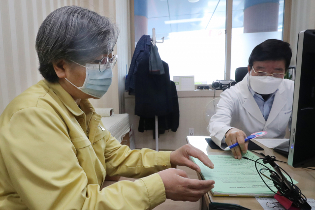정은경 질병관리청장(왼쪽)이 지난 1일 오전 충북 청주시 흥덕구 보건소에서 신종 코로나바이러스 감염증(코로나19) 예방 아스트라제네카(AZ) 백신을 접종에 앞서 예진하고 있다. 연합뉴스