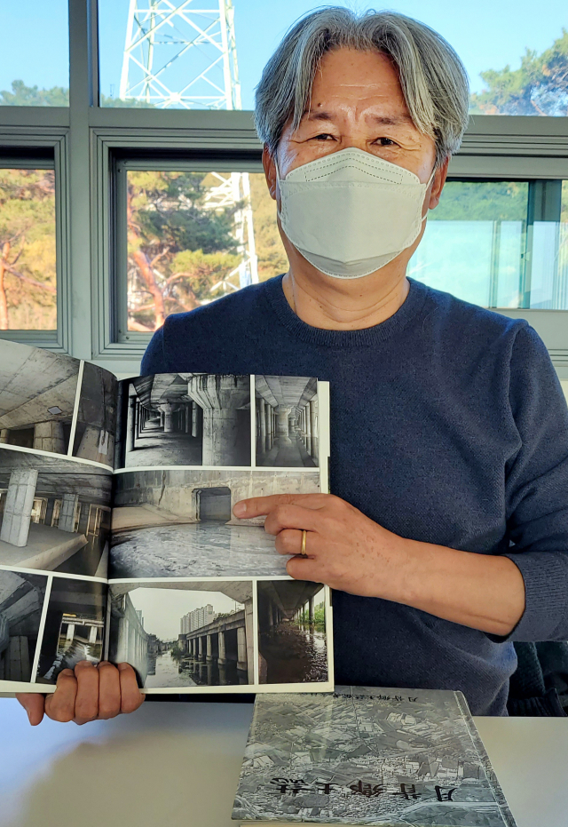 지난 8일 대구 달서구 대곡동 상화기념관·이장가문화관 5층에서 만난 이국성(60) 상화로 도시재생 문화기행 주민협의체 회장이 상화로 지하 풍경에 대해 설명하고 있다. 이통원 기자. tong@imaeil.com