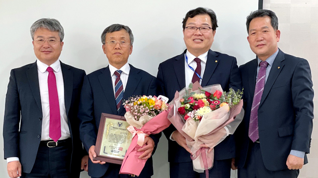 성진환 영천시 수의사회장이 2021 대한민국 수의사 대상을 수상했다. 왼쪽부터 문두환 베링거인겔하임동물약품 이사, 성진환 대상 수상자, 허주형 대한수의사회장, 박병용 경상북도수의사회장. 대한수의사회 제공