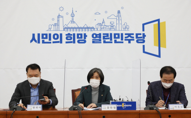 열린민주당 강민정 원내대표(가운데)가 22일 국회에서 열린 최고위원회의에서 발언하고 있다. 연합뉴스