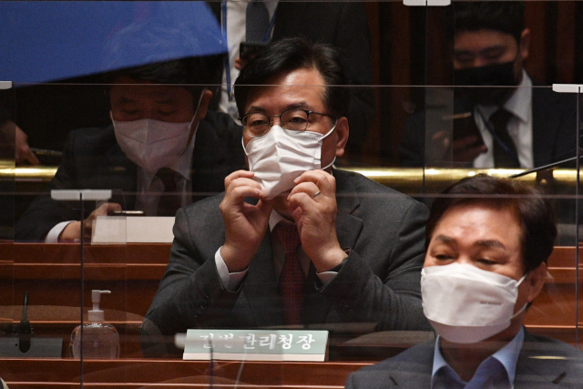 당직자 폭행 논란에 선 국민의힘 송언석 의원이 8일 오전 서울 여의도 국회에서 열린 의원총회에 참석하고 있다. 연합뉴스