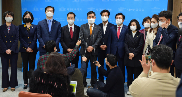 국민의힘 초선의원들이 8일 국회 소통관에서 기자회견을 마친 뒤 취재진의 질문에 답하고 있다. 이날 초선 의원들은