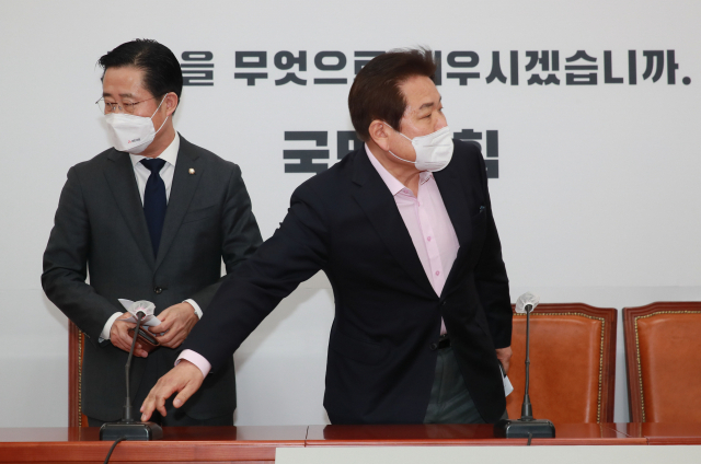 국민의힘 정양석 사무총장(오른쪽)과 국민의당 이태규 사무총장이 지난달 23일 서울 여의도 국회에서 서울시장 야권 단일화 후보 발표를 마치고 자리에서 일어나고 있다. 연합뉴스