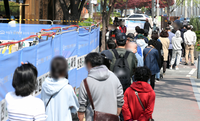 국내 신종 코로나바이러스 감염증(코로나19) 확산세가 지속하면서 11일 신규 확진자 수는 600명대 초반을 기록했다. 전날보다는 줄었지만, 사흘 연속 600명대를 이어갔다. 주말 검사 건수가 평일 대비 대폭 줄었음에도 600명대 확진자가 나온 것은 그만큼 확산세가 심각하다는 방증이다. 사진은 이날 서울 송파구보건소 선별진료소에서 검사 대기 중인 시민들. 연합뉴스