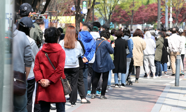 국내 신종 코로나바이러스 감염증(코로나19) 확산세가 지속하면서 11일 신규 확진자 수는 600명대 초반을 기록했다. 전날보다는 줄었지만, 사흘 연속 600명대를 이어갔다. 주말 검사 건수가 평일 대비 대폭 줄었음에도 600명대 확진자가 나온 것은 그만큼 확산세가 심각하다는 방증이다. 사진은 이날 서울 송파구보건소 선별진료소에서 검사 대기 중인 시민들. 연합뉴스