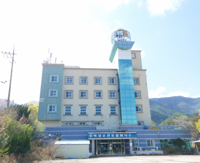영업을 중단한 백암온천관광특구의 관광호텔 모습. 이상원 기자