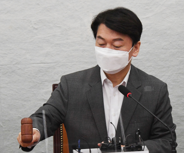 국민의당 안철수 대표가 12일 오전 서울 여의도 국회에서 열린 최고위원회의에서 개회를 알리는 의사봉을 두드리고 있다. 연합뉴스