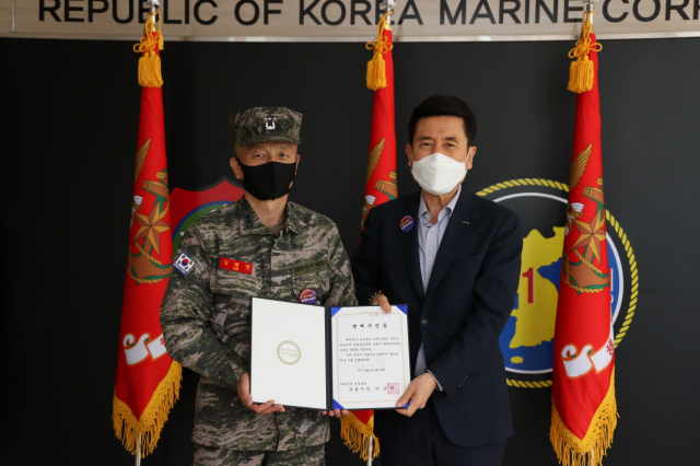 신임 해병대사령관으로 내정된 김태성 해병대 제1사단장이 경북 포항시 명예시민이 됐다. 이강덕(오른쪽) 포항시장은 4월 9일 해병대 제1사단을 방문해 김태성 신임 해병대사령관 내정자에게 명예시민증과 감사패를 수여했다. 포항시 제공