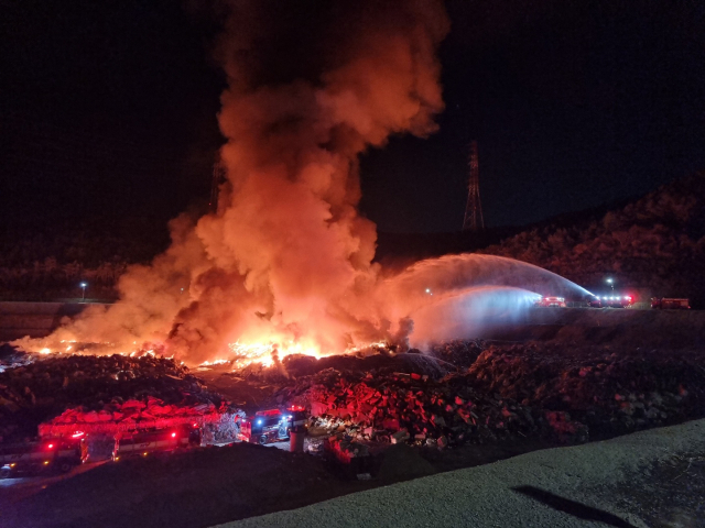 지난 10일 경북 구미시 산동면 환경자원화시설에서 화재가 발생해 소방당국이 불을 끄고 있다. 전병용 기자