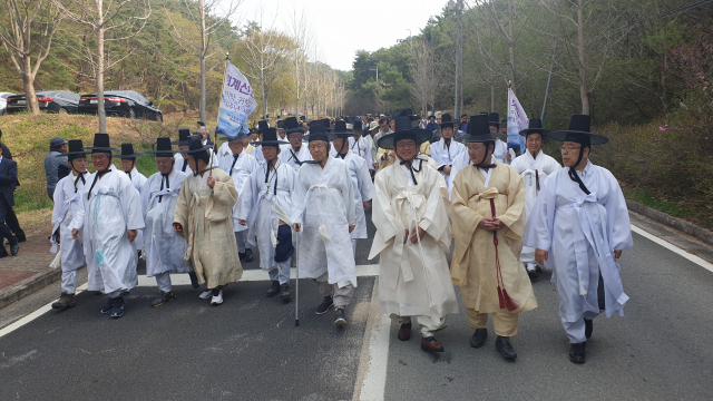 도산서원과 도산서원선비문화수련원은 오는 15일부터 28일까지 퇴계선생 마지막 귀향길을 따라 걷는 