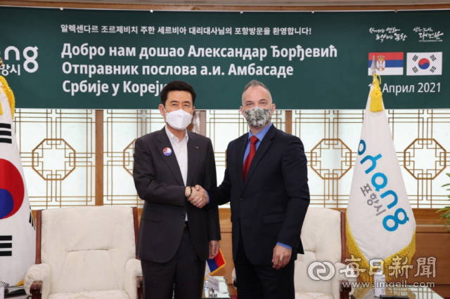알렉센다르 조르제비치 주한세르비아 대리대사가 12일 이강덕 포항시장을 면담하고 있다. 포항시 제공