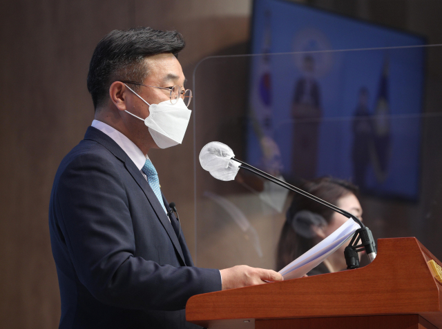 더불어민주당 원내대표 후보 등록을 마친 윤호중 의원이 12일 국회 소통관에서 원내대표 출마 선언 기자회견을 하고 있다. 연합뉴스