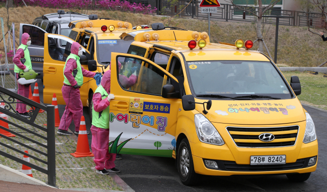 12일 오전 대구 달서구 학산북주차장에서 달서구자원봉사센터 봉사자들이 어린이집 차량을 방역하고 있다. 달서구청은 코로나19 예방을 위해 관내 어린이집, 유치원, 장애인·어르신시설 등 면역취약계층 이용 차량 방역을 하고 있다. 1일 30대 정도로 사전예약제로 운영하고 있으며 신청은 달서구자원봉사센터(636-1365)로 예약할 수 있다. 김영진 기자 kyjmaeil@imaeil.com