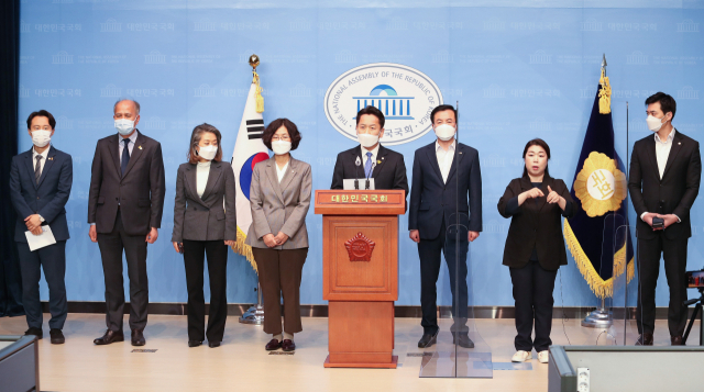 더불어민주당 초선모임(더민초) 의원들이 12일 서울 여의도 국회 소통관에서 2차모임 결정사항을 브리핑하고 있다. 연합뉴스