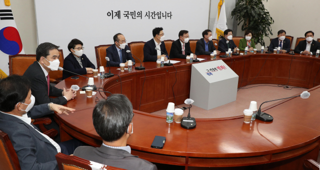 국민의힘 재선의원들이 12일 서울 여의도 국회에서 간담회를 하고 있다. 연합뉴스