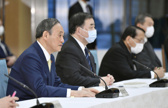 일본 정부는 13일 오전 도쿄 총리관저에서 관계장관회의를 열고 후쿠시마(福島) 제1원전 사고로 발생한 다량의 방사성 물질 오염수를 바다에 배출하기로 결정했다. 사진은 회의에서 발언하는 스가 요시히데(菅義偉) 총리. 연합뉴스
