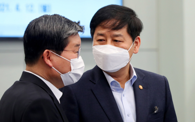 구윤철 국무조정실장(오른쪽)과 전해철 행정안전부 장관이 12일 오후 청와대 여민관에서 열린 