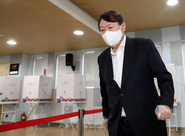 윤석열 전 검찰총장이 4·7 서울시장 보궐선거 사전투표 첫날인 2일 서울 서대문구 남가좌1동 주민센터에 마련된 사전투표소에서 투표한 뒤 투표소를 나서고 있다. 연합뉴스
