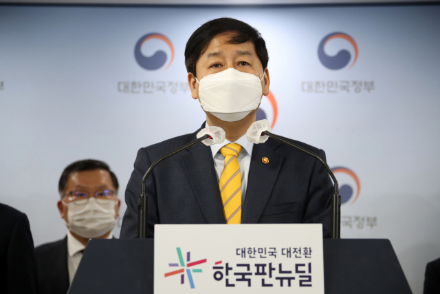 구윤철 국무조정실장이 13일 오전 정부서울청사에서 일본 정부가 후쿠시마(福島) 제1원전사고로 발생한 방사성 물질 오염수를 바다에 배출하기로 한 것과 관련해 긴급 관계차관회의를 마친 후 정부 대책을 발표하고 있다. 연합뉴스