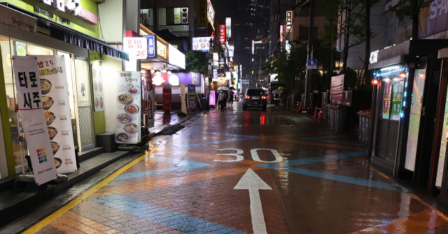 신종 코로나바이러스 감염증(코로나19) 확산 억제를 위해 수도권과 부산 지역 유흥시설의 영업 금지 첫날인 12일 밤 서울 강남구 강남역 유흥가가 한산한 모습이다. 연합뉴스