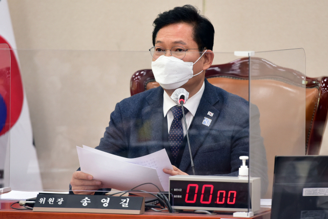 송영길 국회 외교통일위원장이 8일 국회에서 열린 외교통일위원회 전체회의에서 발언하고 있다. 연합뉴스